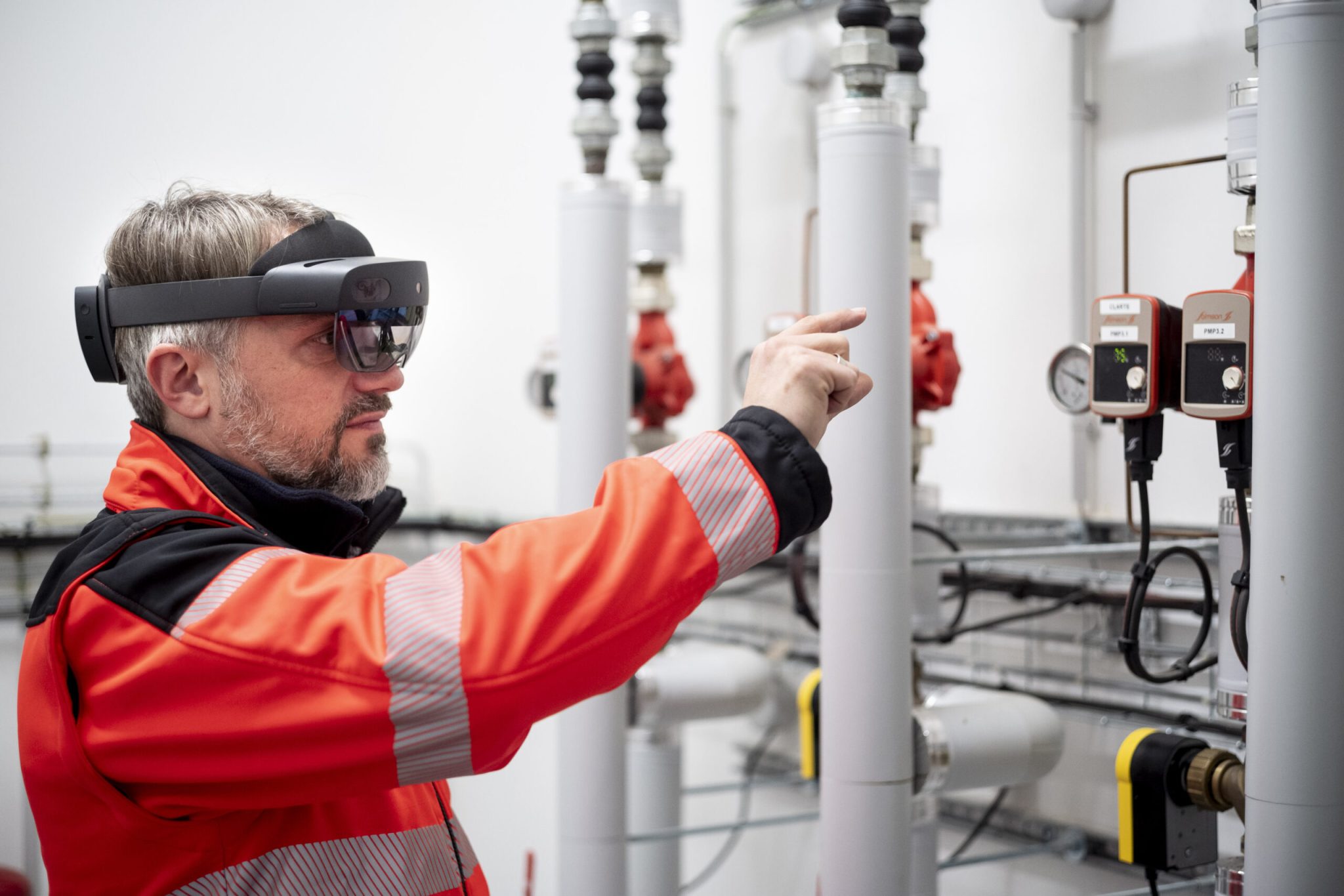 Ouvrier avec un casque de réalité augmentée